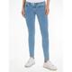 Slim-fit-Jeans TOMMY JEANS "Skinny Jeans Marken Low Waist Mittlere Leibhöhe" Gr. 30, Länge 30, blau (mid blue5) Damen Jeans Röhrenjeans