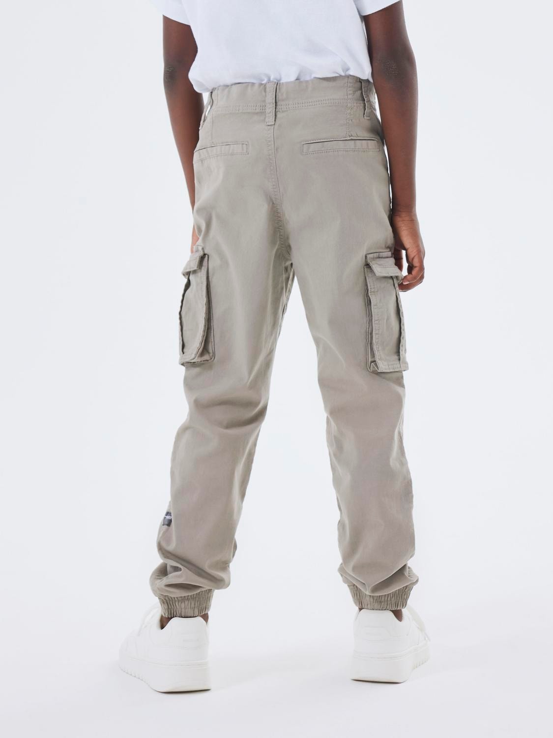 Cargohose NAME IT "NKMRYAN – Hose mit Cargo- und Seitentaschen", Jungen, Gr. 140, N-Gr, grau (elephant skin), Twill, Obermaterial: 98% Baumwolle, 2% Elasthan, unifarben, Modisch, regular fit knöchellang, Hosen, unifarben, casual, regular fit, Twill Image