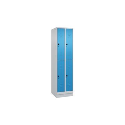 C+P Spind Classic PLUS, Sockel, 4 Abteile, HxBxT 195x50x50cm, Sicherheitsdrehriegel, Hellgrau/Lichtblau von PROREGAL Image