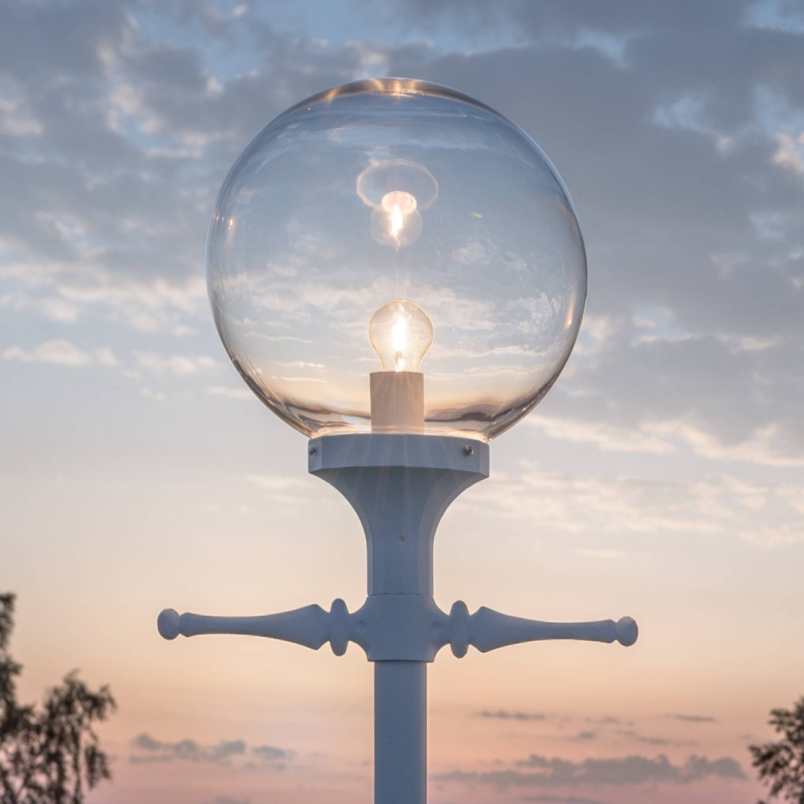 Konstsmide Mastleuchte Orion in Weiß mit klarem Kugelschirm Orion, dimmbar, weiß / opal, Aluminium