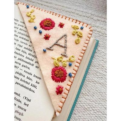 Personalized Hand Embroidered Corner Bookmark, 26 Letters Cute Flower Letter Embroidery Bookmarks, Felt Triangle Page Corner Handmade Bookmark, Felt Triangle Bookmark, Bookmarks for Book Lovers