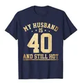 Mio marito è 40 e ancora caldo 40 ° compleanno T-Shirt T-Shirt per uomo magliette personalizzate