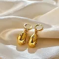 Frankreich Stil goldene Farbe glänzend unregelmäßige Mini Creolen für Frauen neue Trend Kreis Huggie