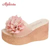Aphixta 3,54 Zoll Keil Ferse frauen Dias Baumwolle Stoffe Appliques Schuhe Hausschuhe Flip-Flops Plattform Strand Plus Größe 42 43