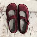 Femme Ballerines Chaussures en daim Extérieur du quotidien Talon Plat Bout rond Rétro Vintage Confort Faux suède Lanière de cheville Rouge foncé Noir Marron