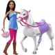 Barbie-Puppe und Weißes Pferd, Puppe mit Helm, weißes Pferd mit violettem Sattel und rosa Zügeln, Accessoires, Geschenk für Kinder, Spielzeug ab 3 Jahre,HCJ53