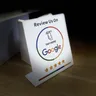 Tippen Sie auf Bewertung Standup-Zeichen Bewertung uns auf Google NFC-Stand-Display