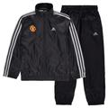 Manchester United adidas Essentials 3-Streifen gewebter Trainingsanzug – Schwarz – Jungen