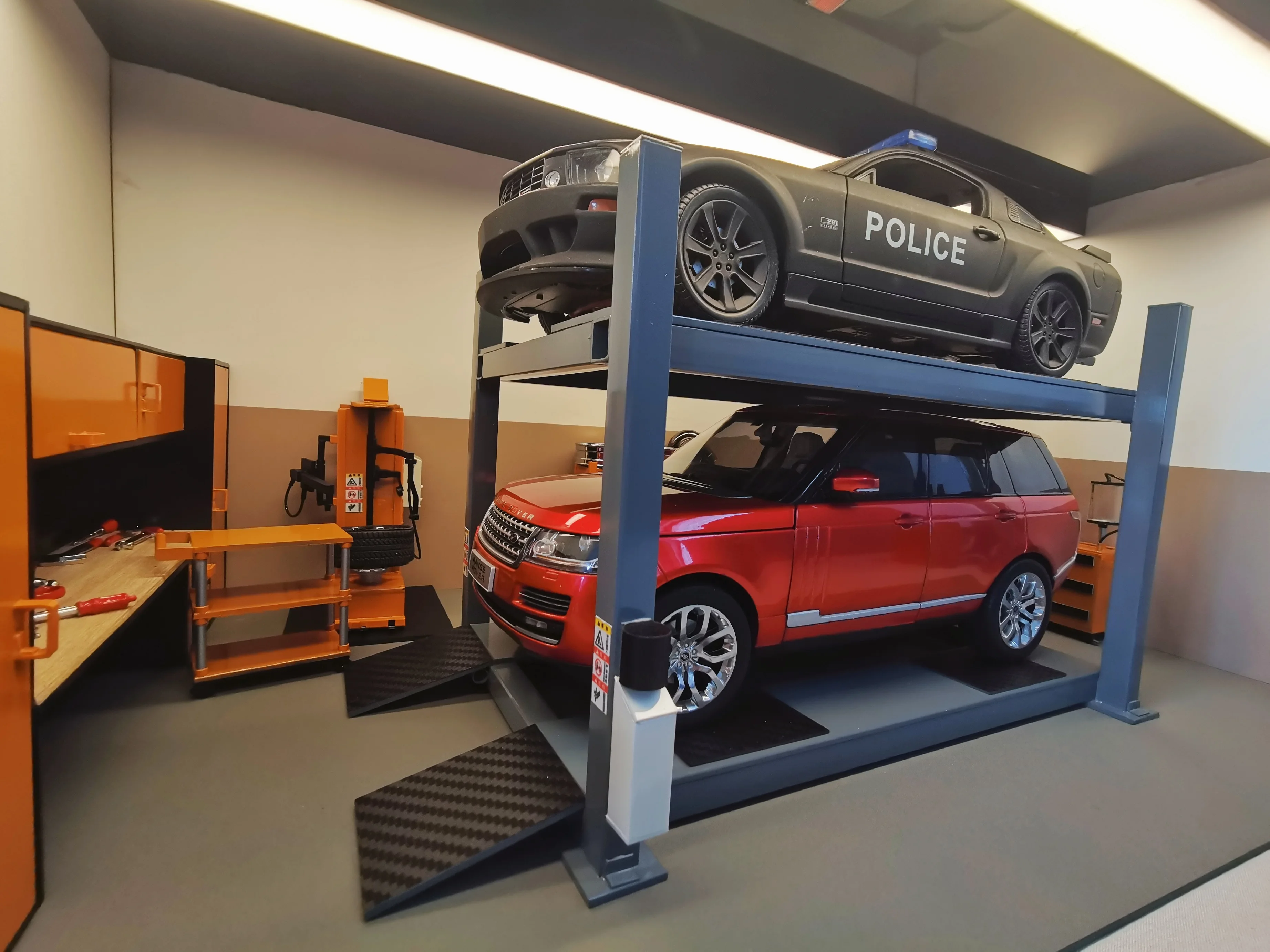 Luxuriöses graues handgefertigtes Modellauto Diorama Lift 1:64 1:43 1:24 1:18 Double Single Deck Garage Scene Statischer Ständer Image