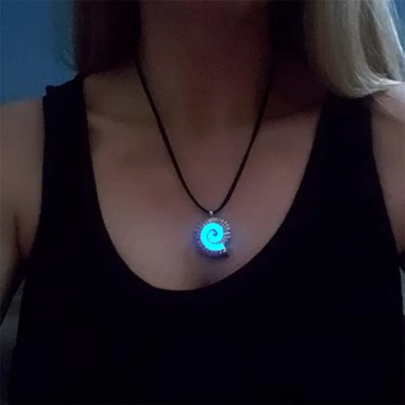 Collana con conchiglia a sirena Ariel Voice Conchiglia di mare Conchiglia Ciondolo conchiglia Glowing Sea Witch Spirale Conchiglia Collane per donne Ragazza