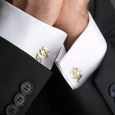 Customized initial cufflinks for weddings. Prepare wedding gifts for him. Prepare cufflinks for men.