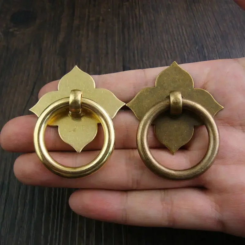 Antike Schubladengriffe, Küchentürgriffe und Knöpfe aus Messing, Blattform, Schrank mit Schraubenbeschläge, antike Möbel