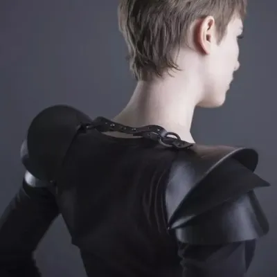 Mittelalter liche Frauen Gothic Schulter Rüstung Wikinger Krieger Ritter Cosplay Kostüm schwarz Leder geschirr Rüstung Renaissance Cape Cover Image