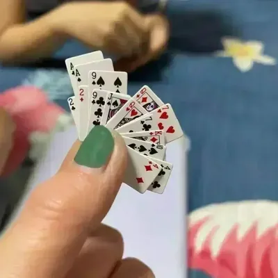 Nette Mini Spiel Poker Mini Tragbare Haus Spielkarten Puppe Zubehör Hause Dekoration Kleine Party Brettspiel Poker Karten Spiele Image