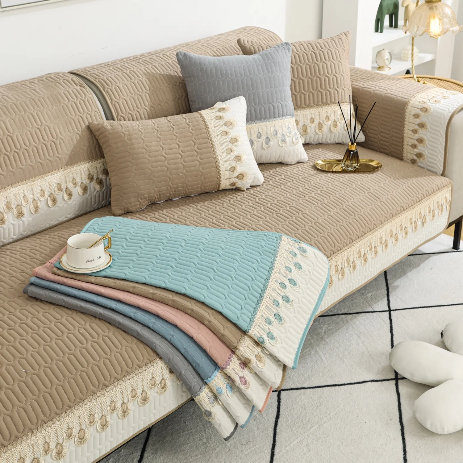 1 Stück luxuriöser gesteppter Sofabezug mit Federstickerei – schützt und verbessert die Couch, elegantes Heimdekor-Sofahandtuch für das Wohnzimmer Image