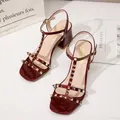 Scarpe da donna rosse rivetto tacchi alti fibbie estate 2024 tacco quadrato décolleté neri sandali per donna calzature Vintage F Luxury Vip