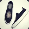 Frühling Herbst Neue Männer Leder Casual Schuhe Slip-On Luxus Stickerei Wildleder Leder Flache Skate Schuhe Trend Faulenzer Große größe