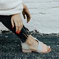 sandales à bout ouvert pour femmes, colorblock vert et orange, avec talon bas et découpe latérale, chaussures d'été décontractées à enfiler pour les voyages, la plage et le quotidien