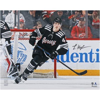 Signiertes 16 x 20 Zoll großes NHL-Debütfoto von Luke Hughes, New Jersey Devils
