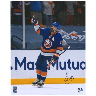 Autogrammfoto der New York Islanders von Cal Clutterbuck, 16 x 20 Zoll, blaues Trikot, Feierfoto Image
