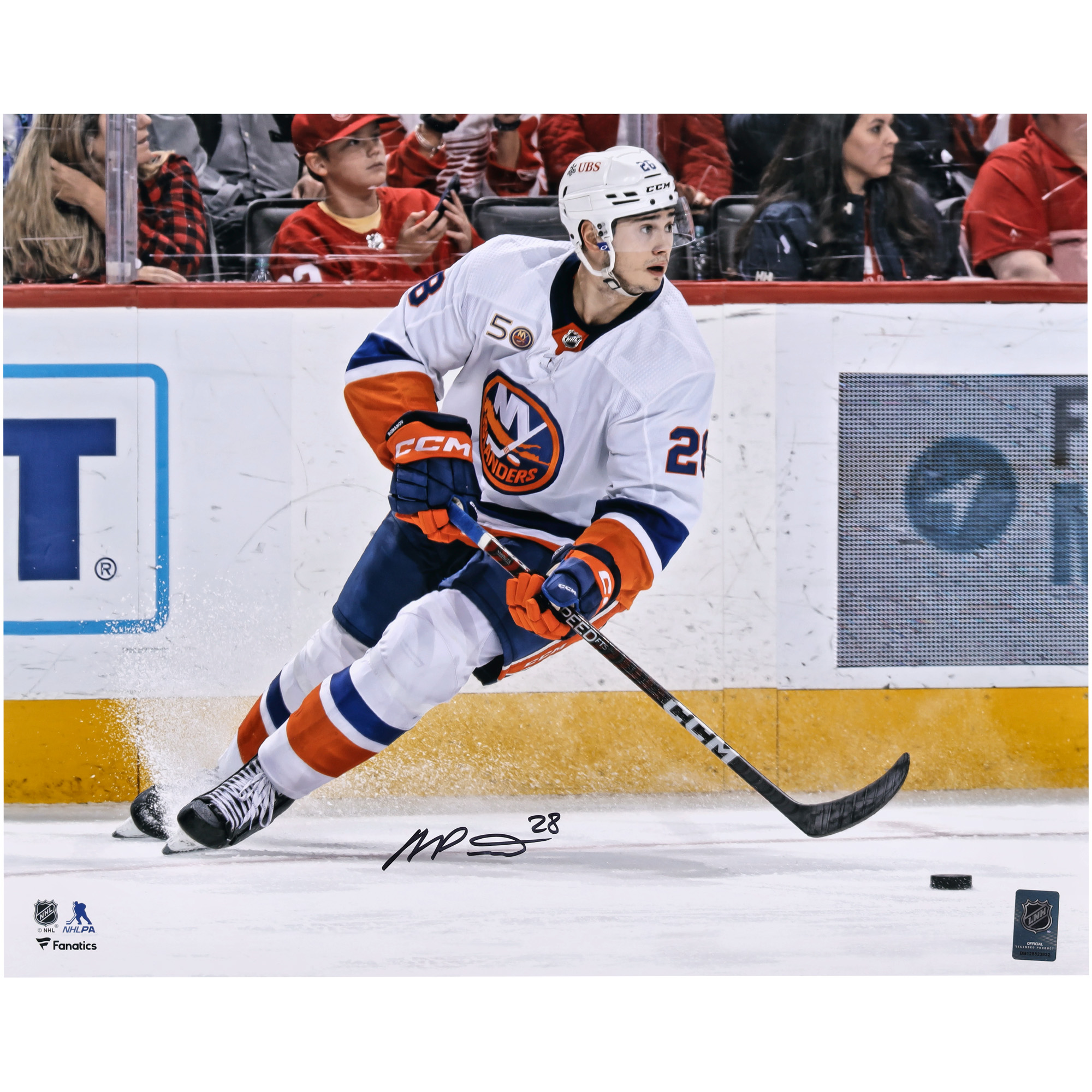 New York Islanders: Autogramm von Alexander Romanov, 16 x 20 Zoll, weißes Trikot mit Puck-Foto Image