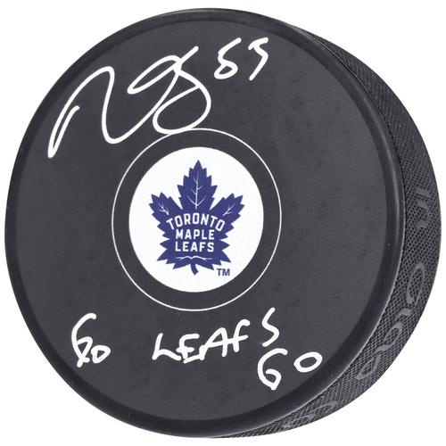 Von Mark Giordano signierter Hockeypuck der Toronto Maple Leafs mit der Aufschrift „Go Leafs Go“