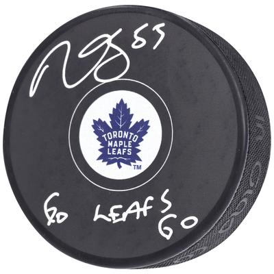 Von Mark Giordano signierter Hockeypuck der Toronto Maple Leafs mit der Aufschrift „Go Leafs Go“ Image