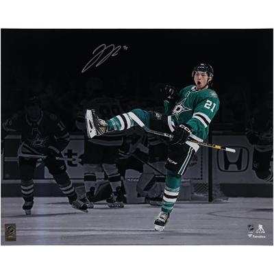 Von Jason Robertson signiertes 16 x 20 Zoll großes Foto zur Feier des Green Jersey der Dallas Stars Image