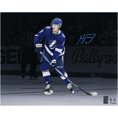 Haydn Fleury, Tampa Bay Lightning, signiertes 16 x 20 Zoll großes blaues Trikot mit Puck-Foto Image