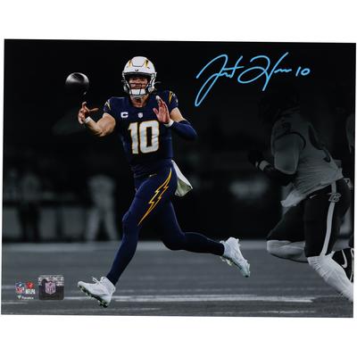 Autogrammfoto von Justin Herbert, Los Angeles Chargers, 11 x 35,6 cm, Navy-Trikot, Passing Spotlight Image