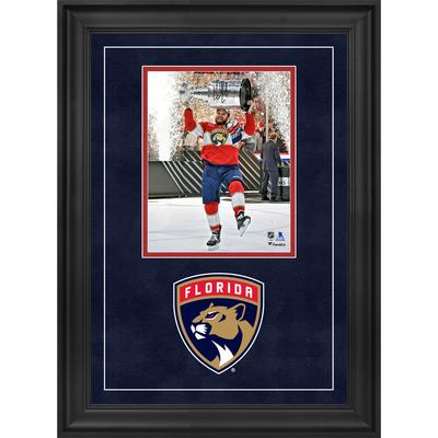 Aleksander Barkov, Florida Panthers, signiertes Stanley Cup-Siegerfoto 2024, Deluxe-gerahmt, 20,3 x 25,4 cm, Raising Cup Image