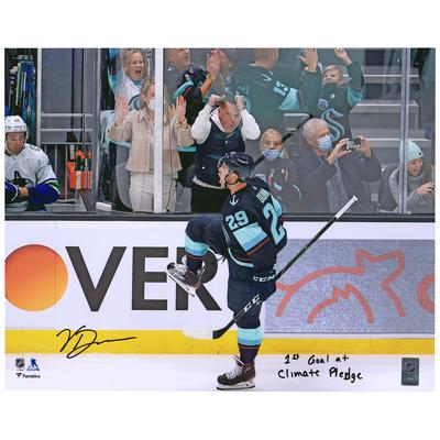 Von Vince Dunn signiertes Seattle Kraken-Jubiläumsfoto (16 x 20 Zoll) in tiefseeblauem Trikot mit der Aufschrift „1st Goal At Climate Pledge“ Image