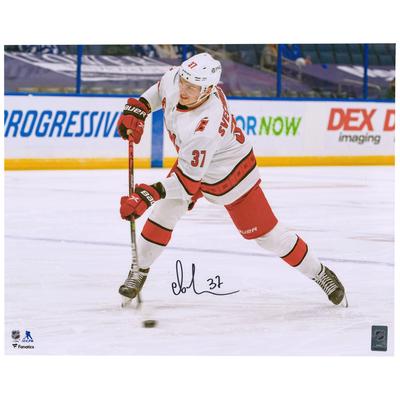 Andrei Svechnikov, Carolina Hurricanes, signiertes 16 x 20 Zoll großes weißes Shooting-Foto Image