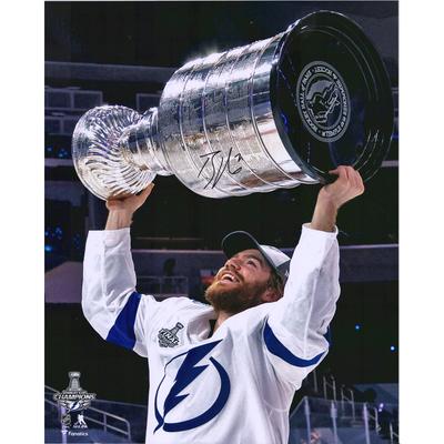 Von Brayden Point signiertes Foto der Tampa Bay Lightning, 16 x 20 Zoll, 2020 Stanley Cup Champions Raising Cup Image