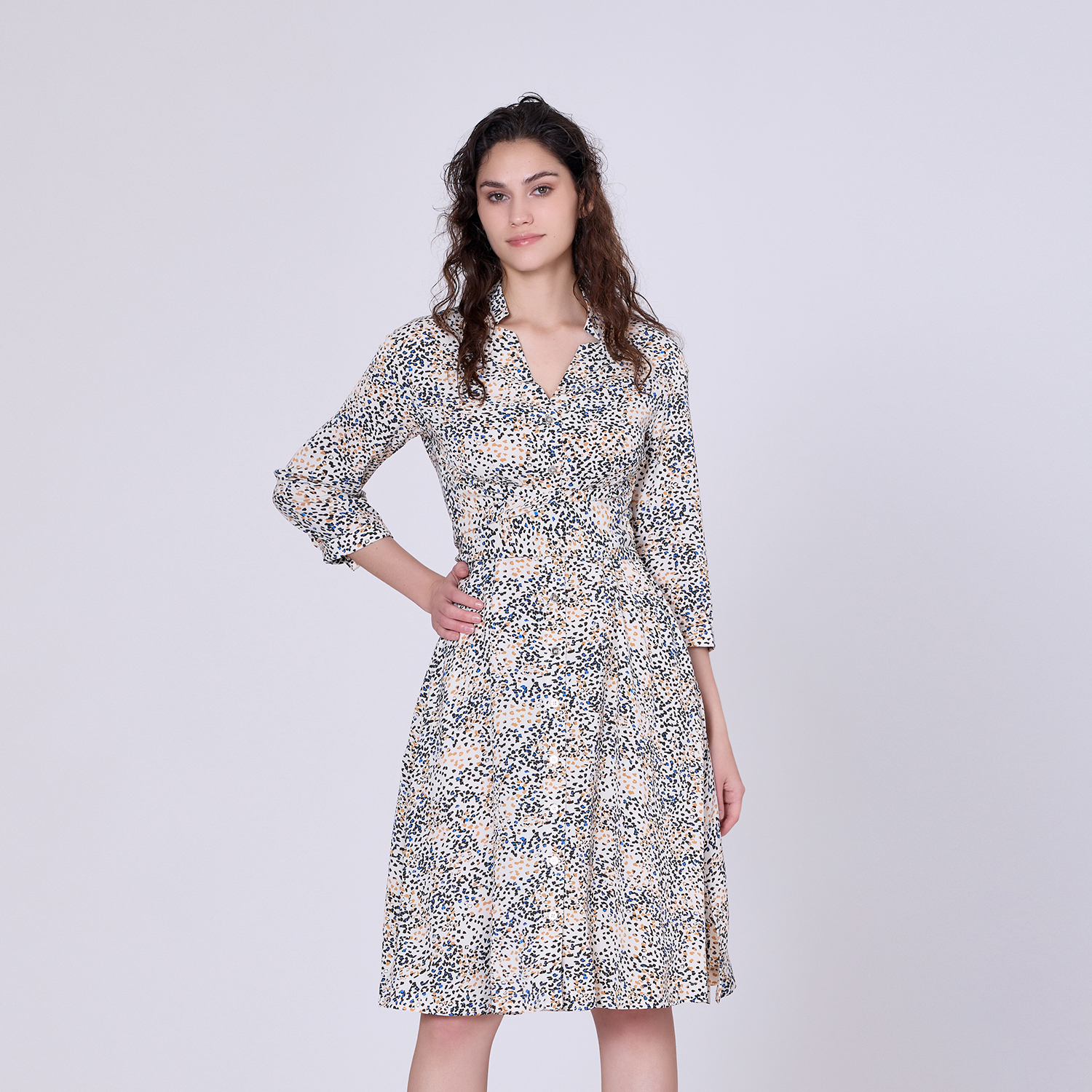 Minimalistisches bedrucktes Teekleid und 3/4-Ärmel