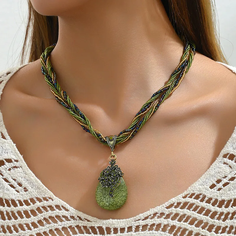 Collana con ciondolo in pietra di resina etnica della Boemia Collana da donna con decorazione floreale in cristallo Collana girocollo con catena di perline multistrato