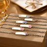 Kostenlose individuelle Baby-Armbänder, Anti-Allergie-Edelstahl-Gravur mit Namen, Geburtsdatum-Armbänder, neues braunes Chird-Schmuckgeschenk