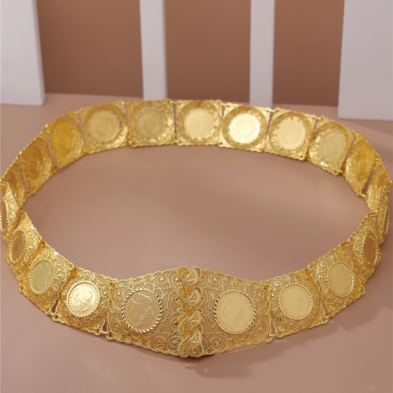 Golden Coloe, ausgehöhltes Design, Braut-Körperkette, quadratisches Design, Kaftan-Gürtel, traditioneller Urlaubsschmuck für Damen aus dem Nahen Osten Image