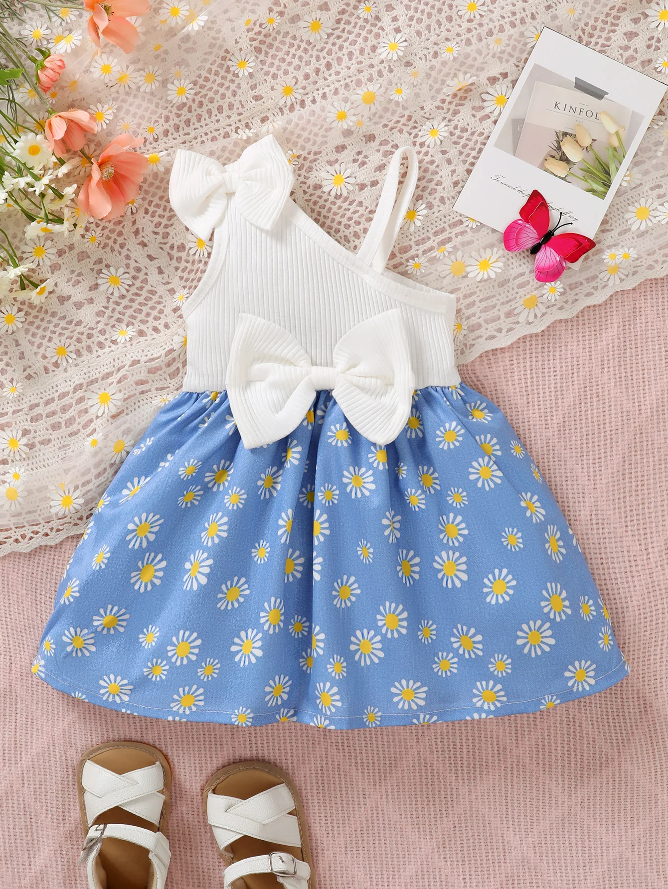 Modisches Sommerkleid für Babys mit diagonaler Schulter und niedlichem Schmetterlingsdruck und Sonnenblumenmuster Image