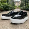 Nietenloafer mit weißen Sohlen für Herren, Rindsleder, schwarze Freizeitschuhe, Plateauschuhe, Slip-On-Herrenschuhe, bequeme, atmungsaktive Schuhe