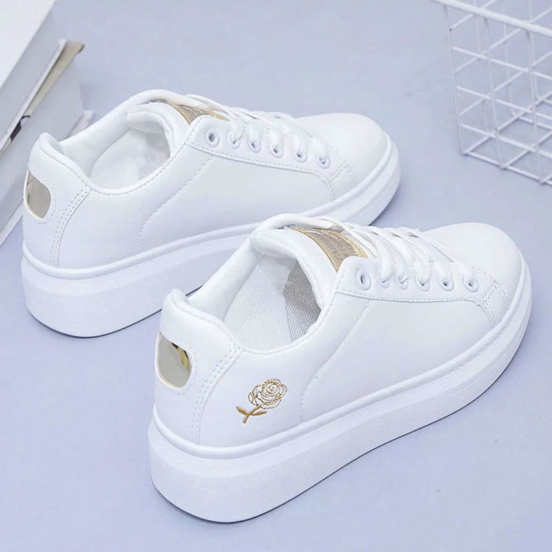 2024 Frühjahr und Sommer Neue Damenschuhe Leder Belüfteter Sportstil Freizeitschuhe Boardschuhe Kleine weiße Schuhe INS Low Top