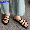 Schwarze Schuhe Mode Metalls chnalle Frauen Wohnungen Rutschen Hausschuhe neue 2024 weibliche Strand Damen Hausschuhe Sandalen Schuhe große Größe