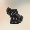 Schwarze Nieten Dekor seltsamen Stil Absätze Plattform Stiefel Slip auf Frauen Schuhe Roman Mode