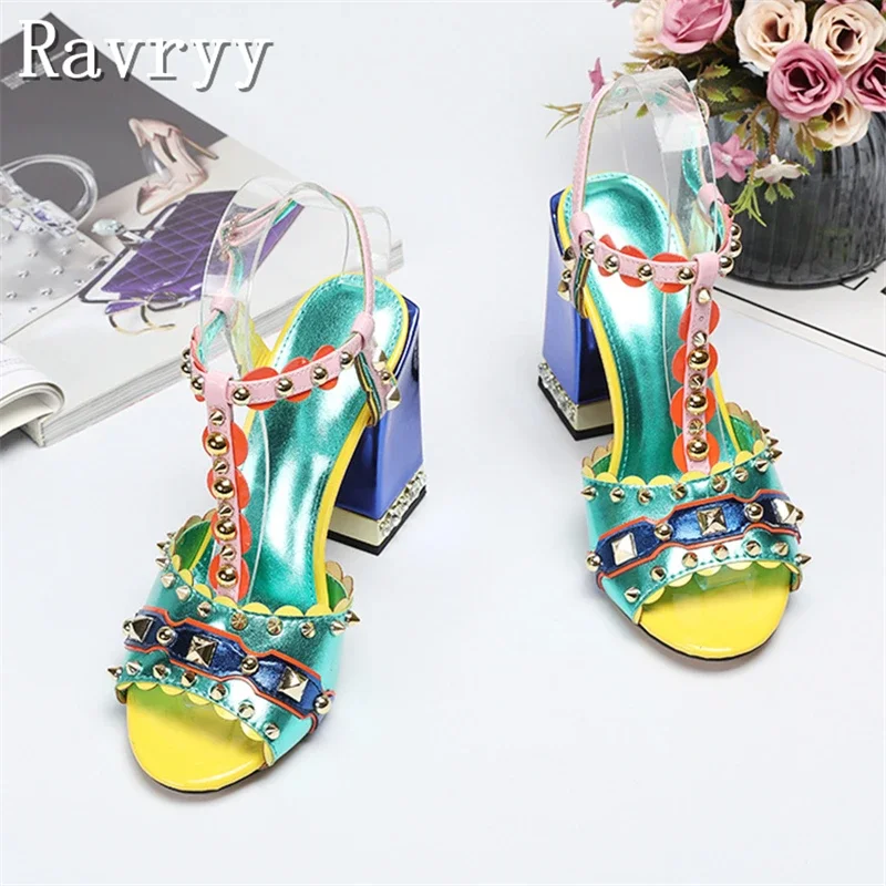 Retro-Stil Niet Sandalen Sommer Frauen Luxus Design Peep Toe Chunky High Heel Sommerschuhe Mode Runway Party Schuhe Image