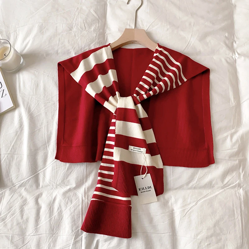 Neues Match, schwarz-weiß gestrickt, gestreift, passend zu modischen Dekoration, Website, roter, übergroßer Nackenschutz-Schulterschal Image