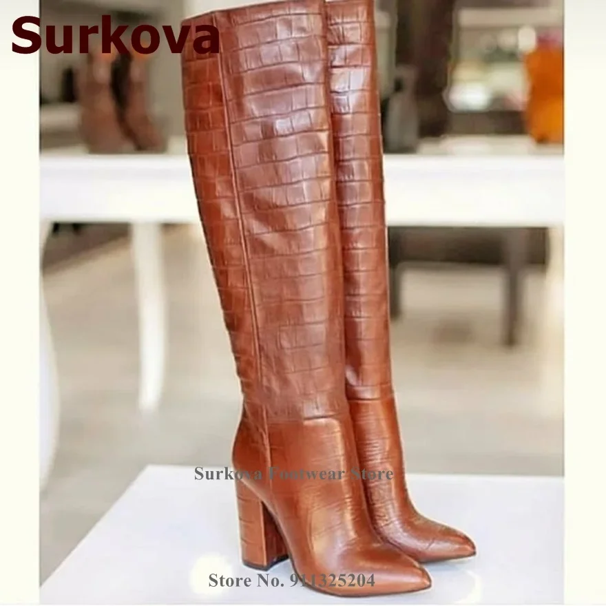 Surkova Braune Knie-Stiefel mit Krokodilmuster und klobigem Absatz, spitzer Zehenbereich, Schlangenleder, quadratischer Absatz, Kleiderstiefel, Herbst-Winter-Outdoor-Schuhe