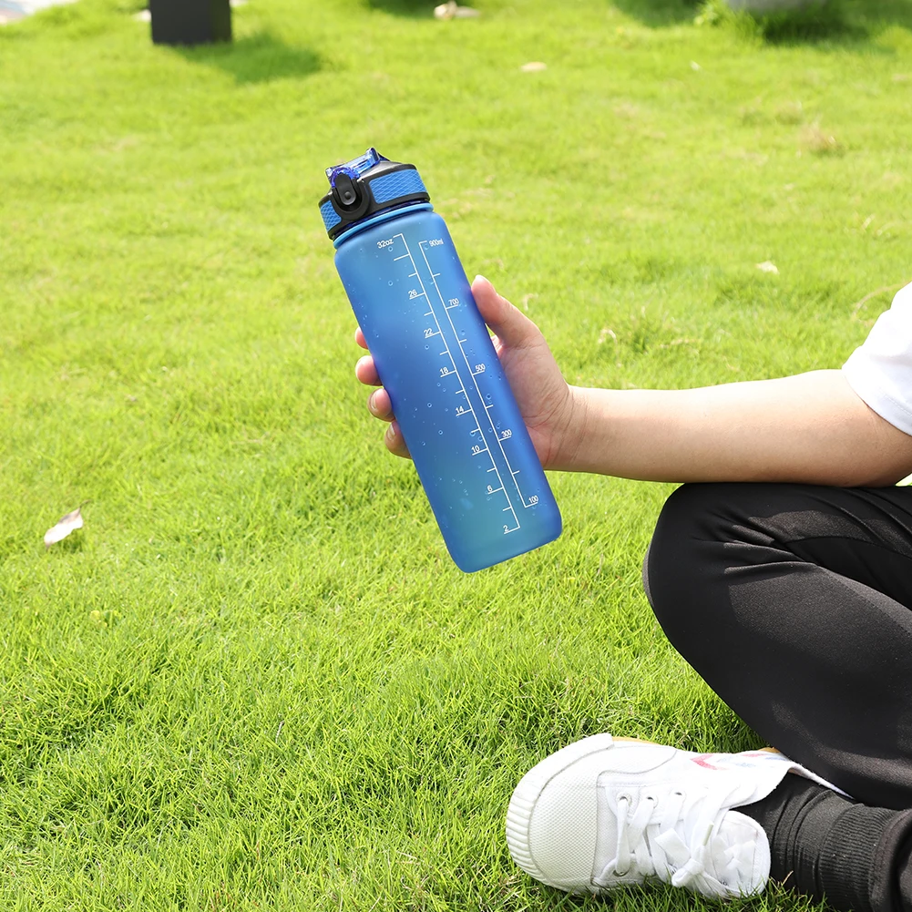 1000ml Kunststoff gefrostete Tasse auslaufs ichere Stroh wasser flasche bpa-freier tragbarer Trinkbecher mit Zeitskala für Camping laufen Image