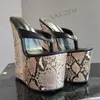 Laigzem Frauen Plattform Keile High Heels Flip Flop 20cm High Heel Kunstleder hand gefertigte Damenschuhe Frau plus Größe 39 43 45 47