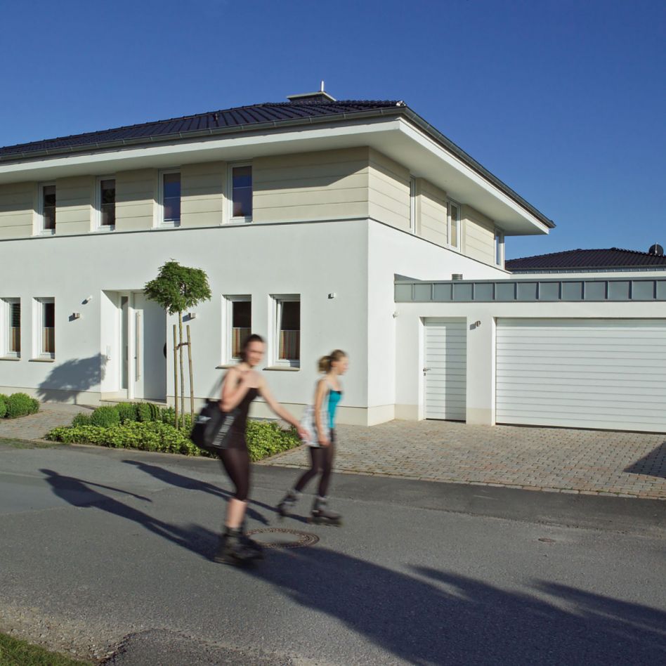 HÖRMANN Sektionaltor LPU42 mit Zarge S-Sicke verkehrsweiß, Zarge mit Z-Beschlag, 2375x2000 mm Image