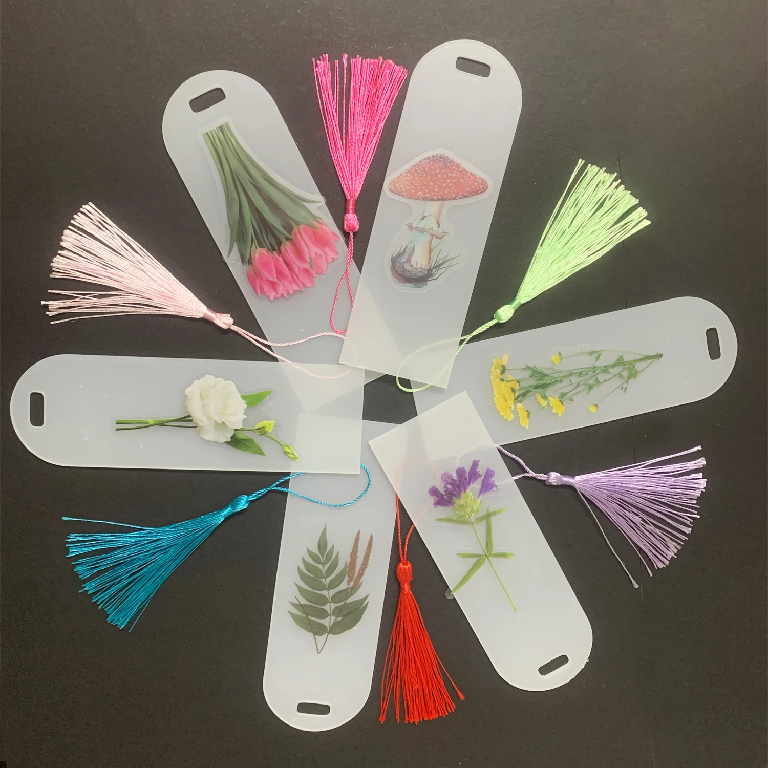 6 Stück leere transparente DIY-Acryl-Lesezeichen mit 12 Stück Blumen-PET-Aufklebern und 6 bunten Quasten für handgefertigte und Graffiti Image
